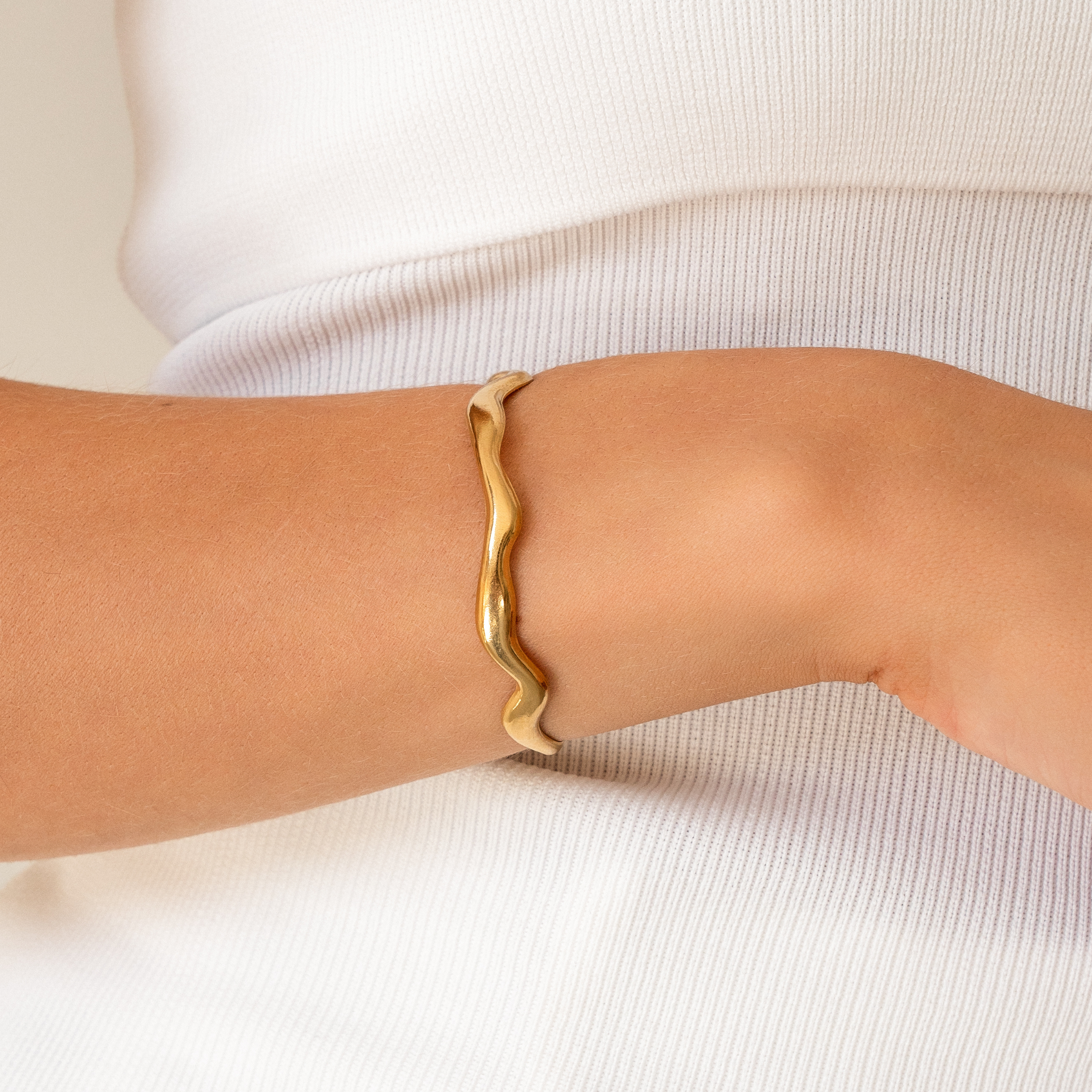 Wave bangle armband