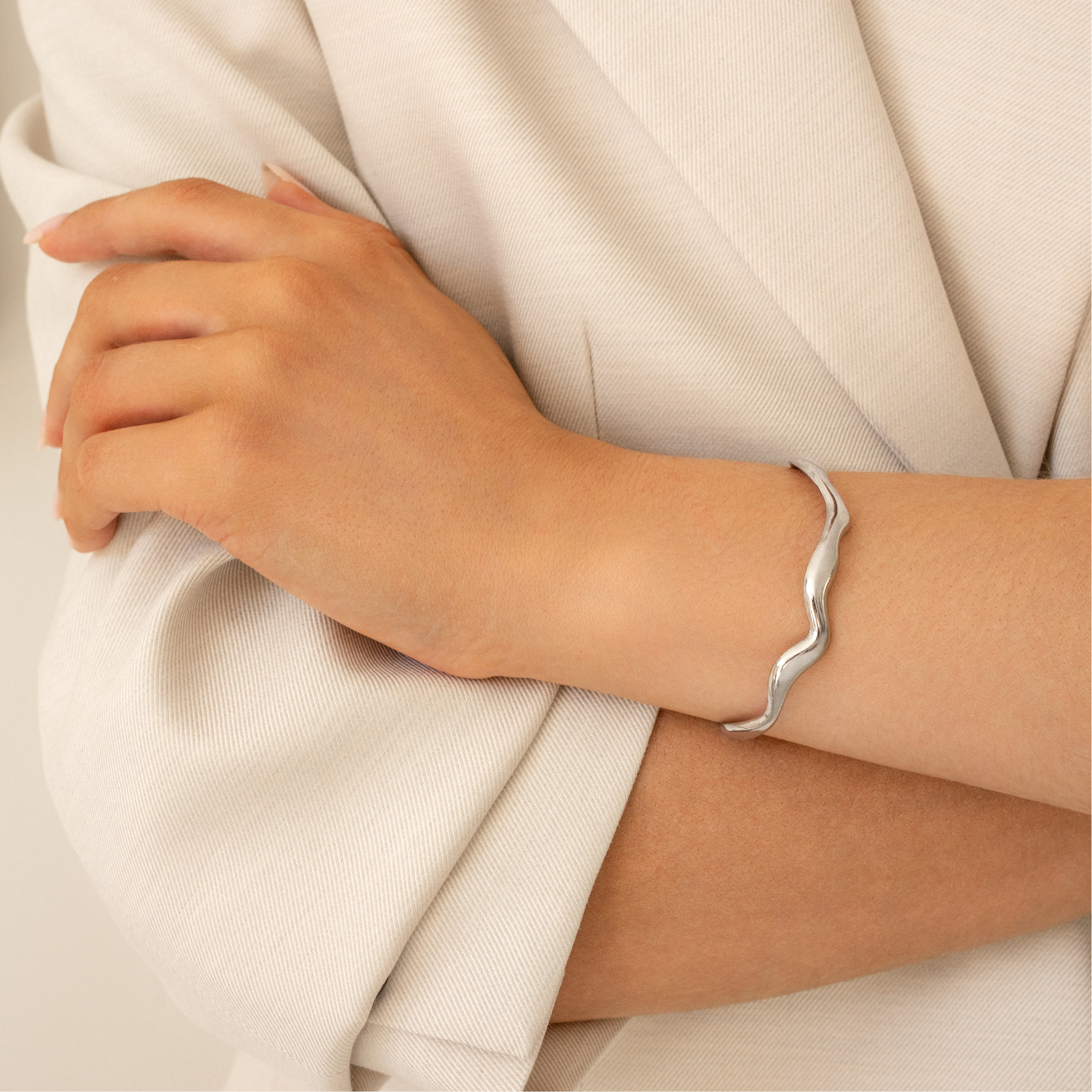 Wave bangle armband