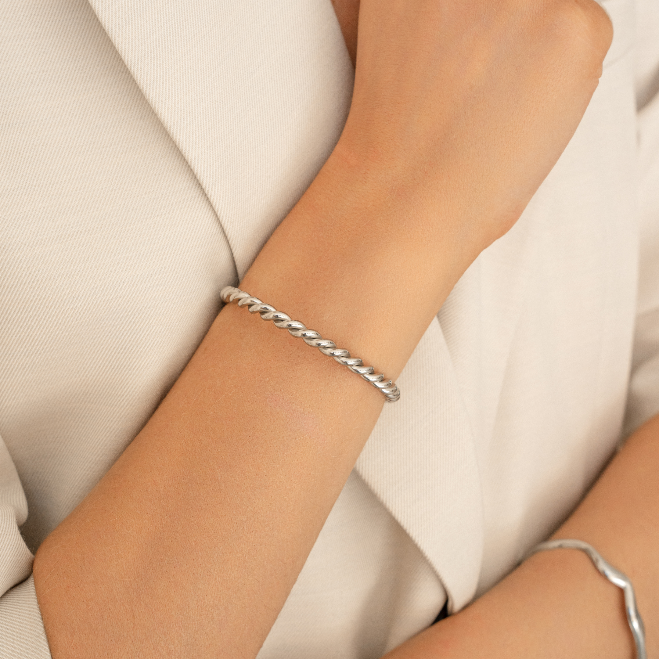 Twisted bangle armband