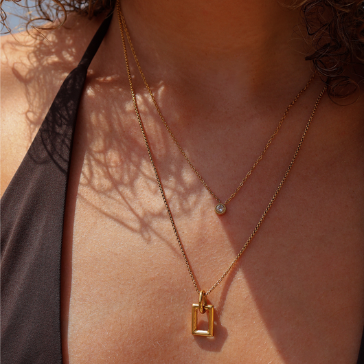 Minimalistische Kette mit Stein