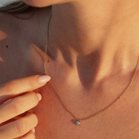 Minimalistische Kette mit Stein