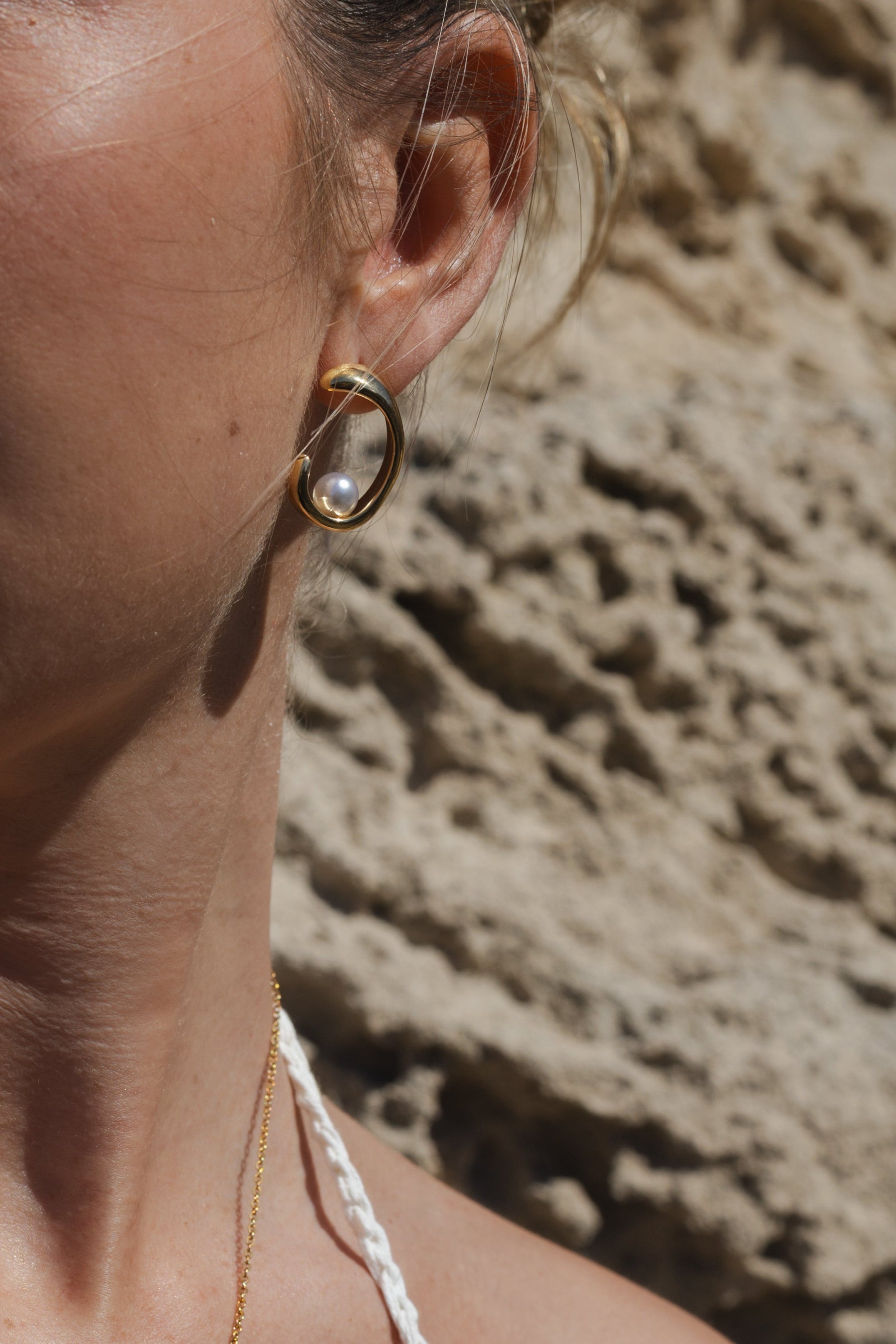 Parel oorbel Pearl Eclipse waterproof 18k goud verguld 