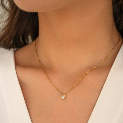Minimalistische Kette mit Stein